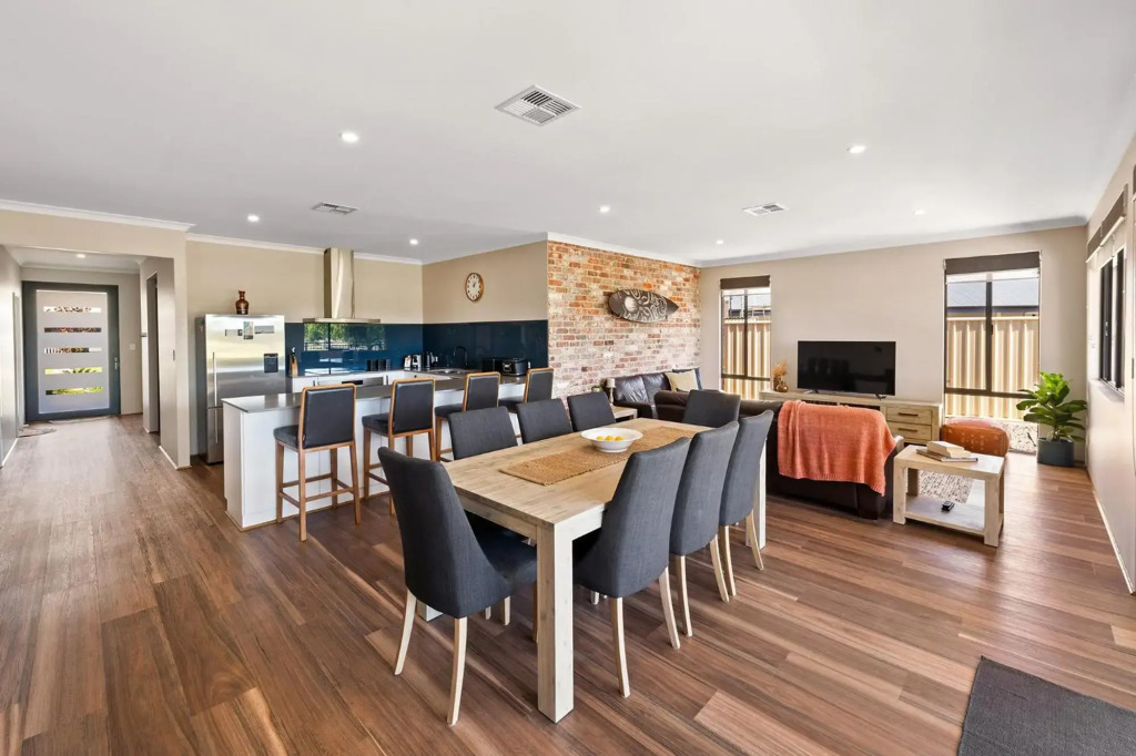 The Links - fairway views, walk to town, air-con