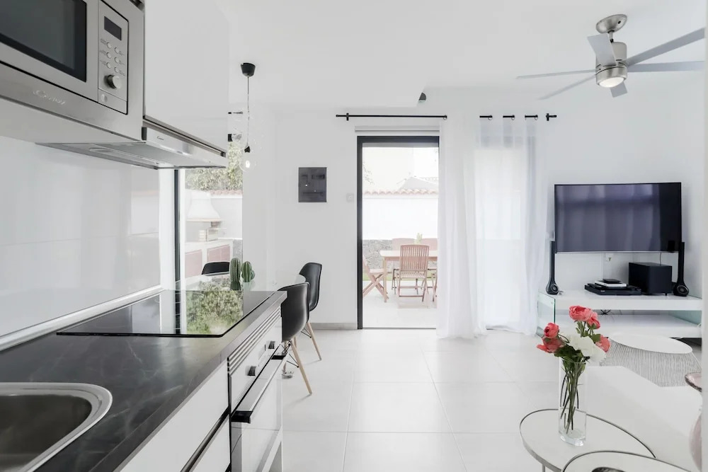 Urban Chill House with Terrace, BBQ & Wifi in the centre by Holidays Home