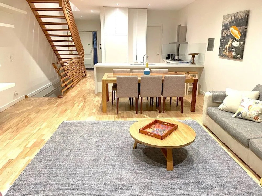 Kew Luxurious Townhouse