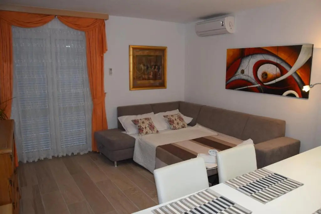 Apartments Šarić
