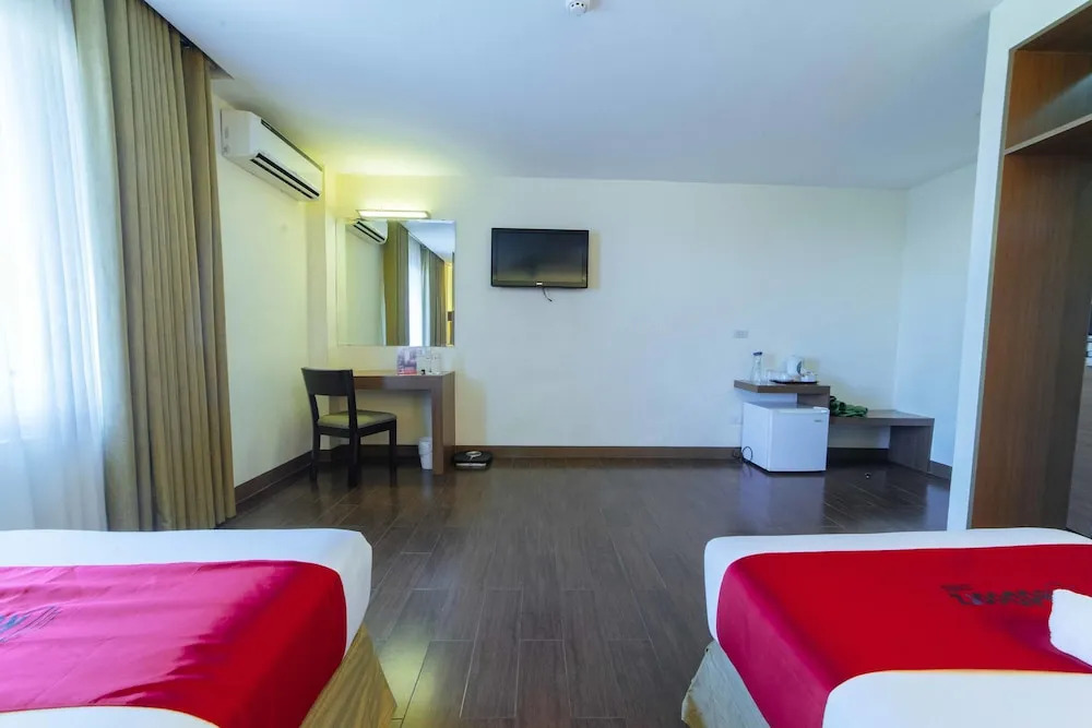 RedDoorz Premium @ The Ritz Garden Oases
