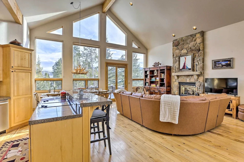 Ski-in/out Breckenridge Gem w/ Hot Tub!