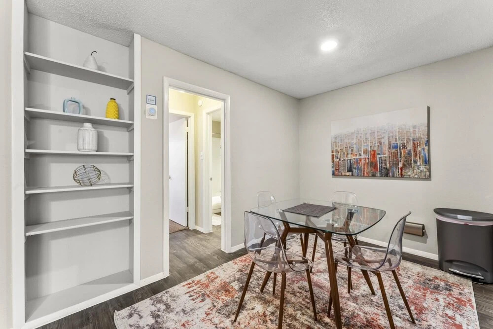 Roomy Sola 1BR King Suite Close to DT w Pool