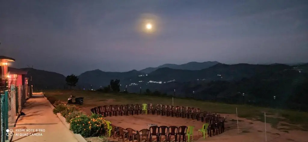 The Bowers Chalet Private Campfire & Lawn BBQ, WIFI, Breakfast Hill Top 360 degree view