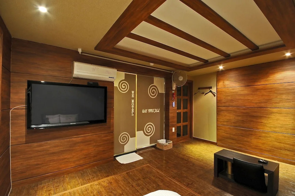 WE Motel