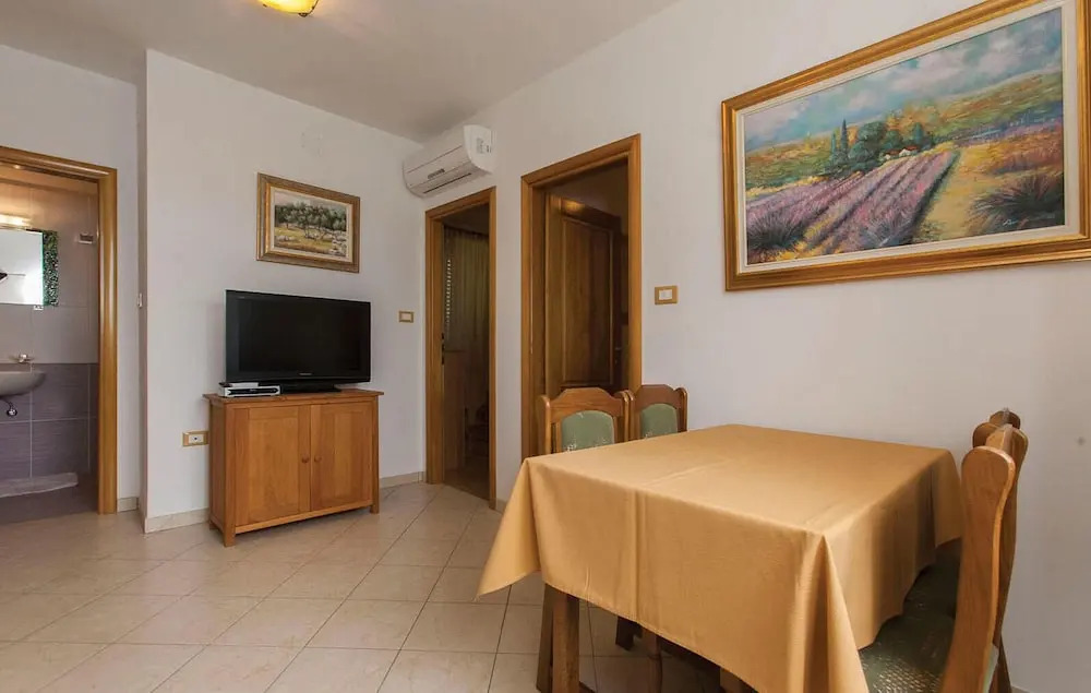 Stunning Home in Valbandon With Wifi and 6 Bedrooms