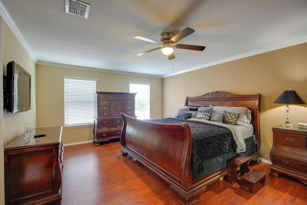 Near Seaworld! Modern Family Home w/ Pool Access