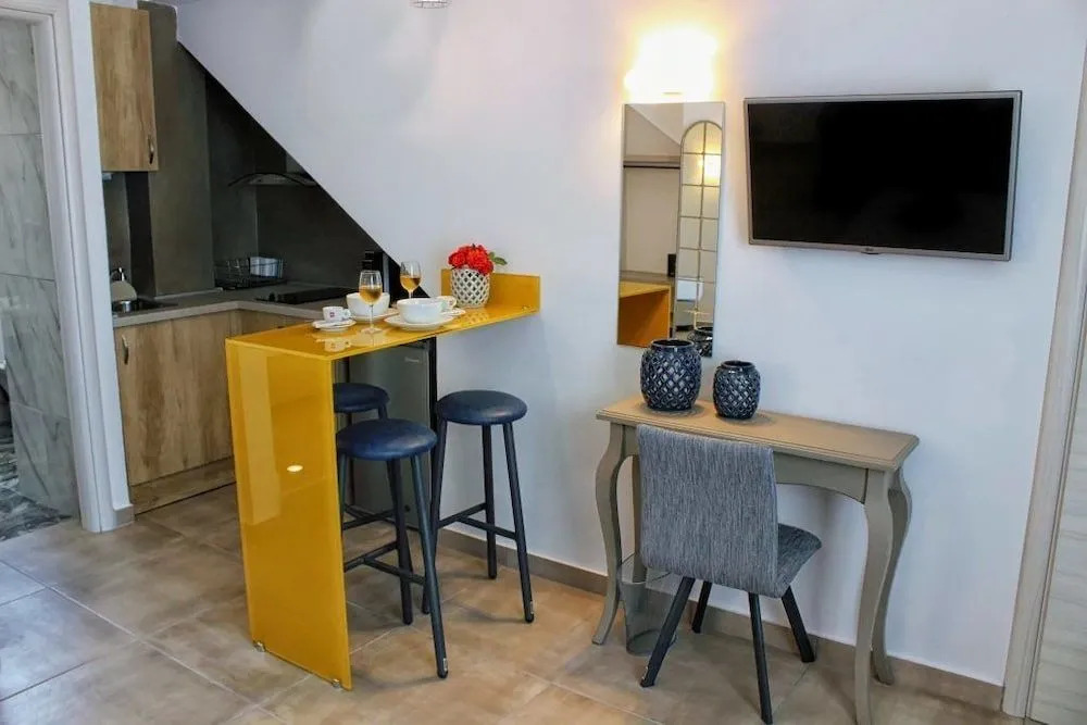 Theros Villas & Suites