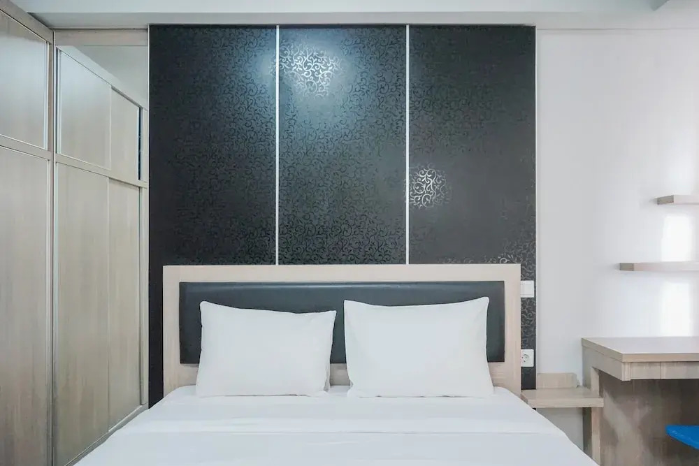 Comfy Studio at Trimezia Beverly Apartment By Travelio