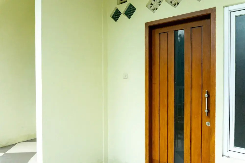 RedDoorz near Benteng Van Den Bosch