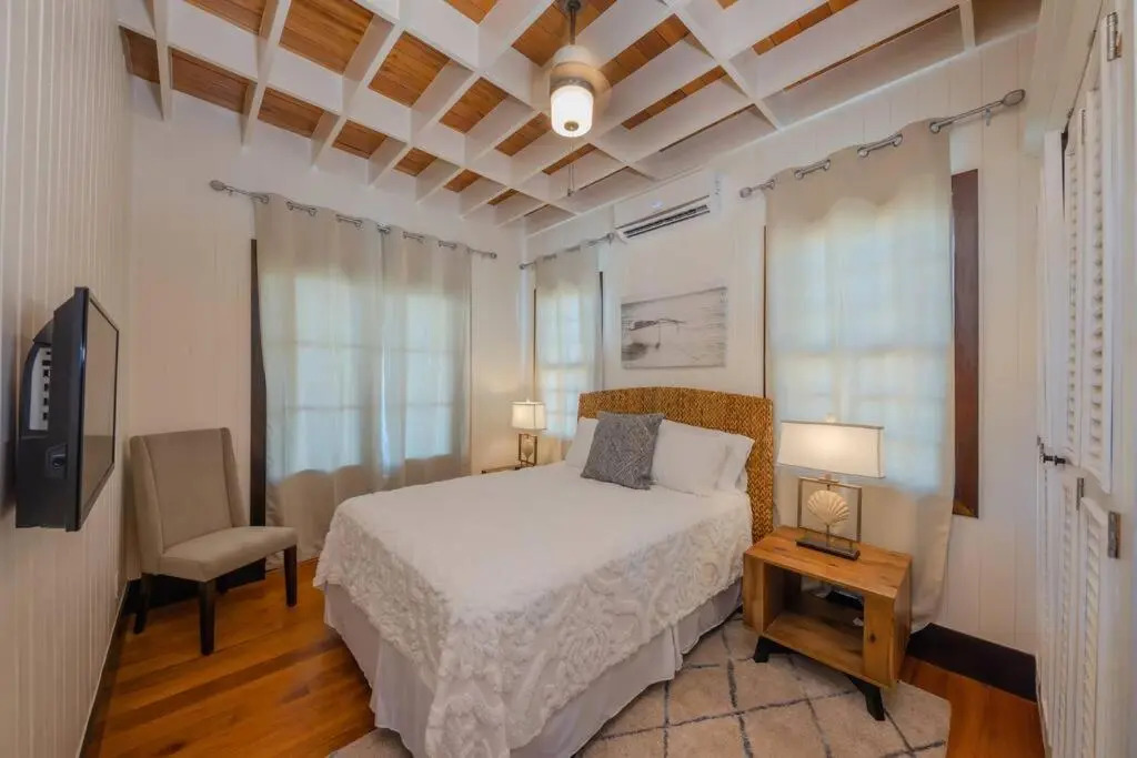 Athena's Mahogany House by the Bay 4 Bedroom/2 Bathroom