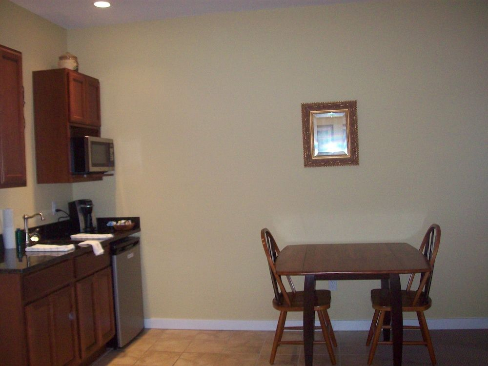 Cozy & Clean Second-Story Suite w/ Kitchenette & Free WiFi - Walk to the Harbor