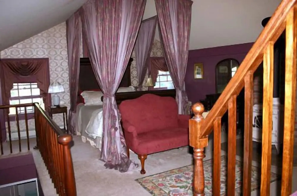 House of 1833 Bed and Breakfast