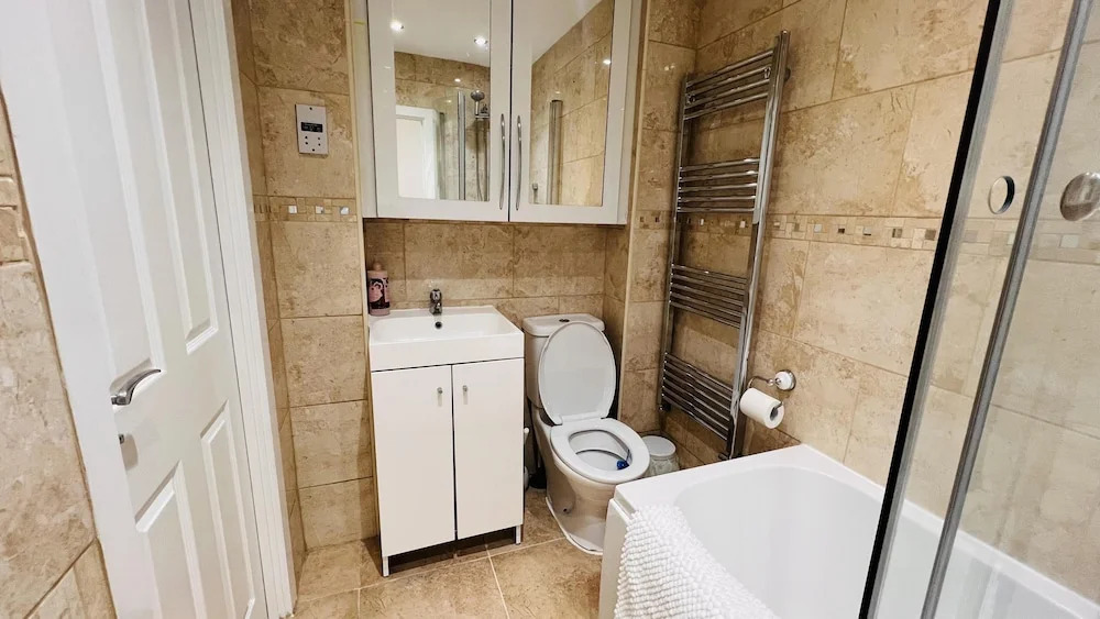 Northolt - House - Sleeps 6 - Parking - Garden