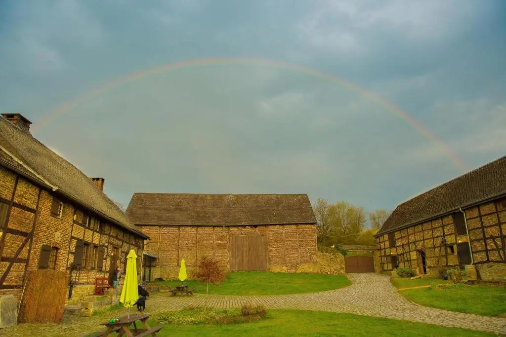 B&B Ferme de Leuze Rustieke Gîtes nabij Durbuy, eigen laadpalen