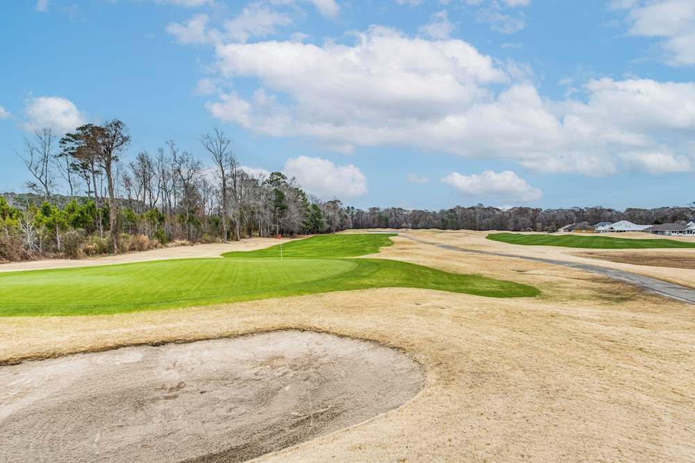 Screened Porch + Pool Access: Longs Golf Getaway