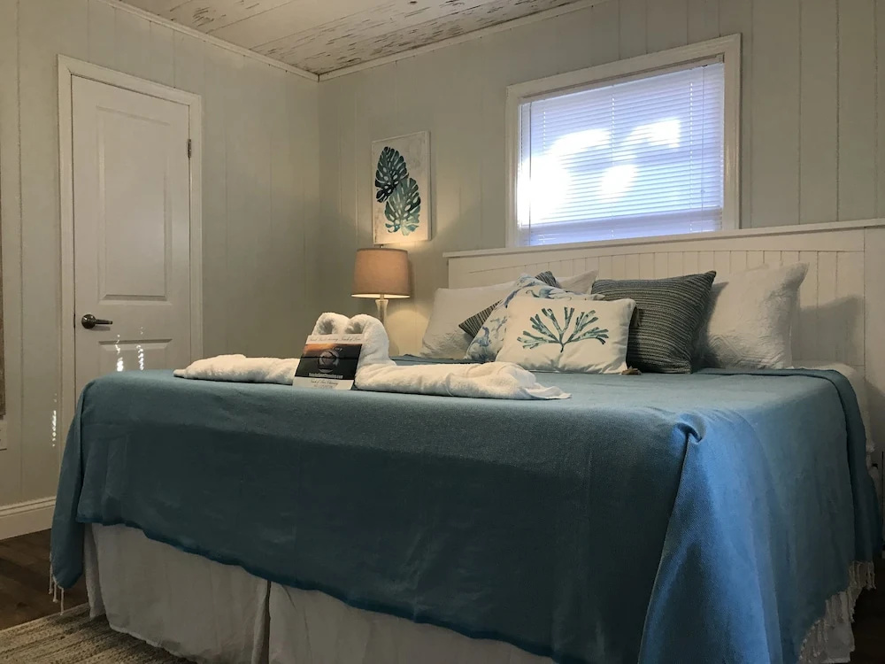 Rad's Cozy Cottage on Canal