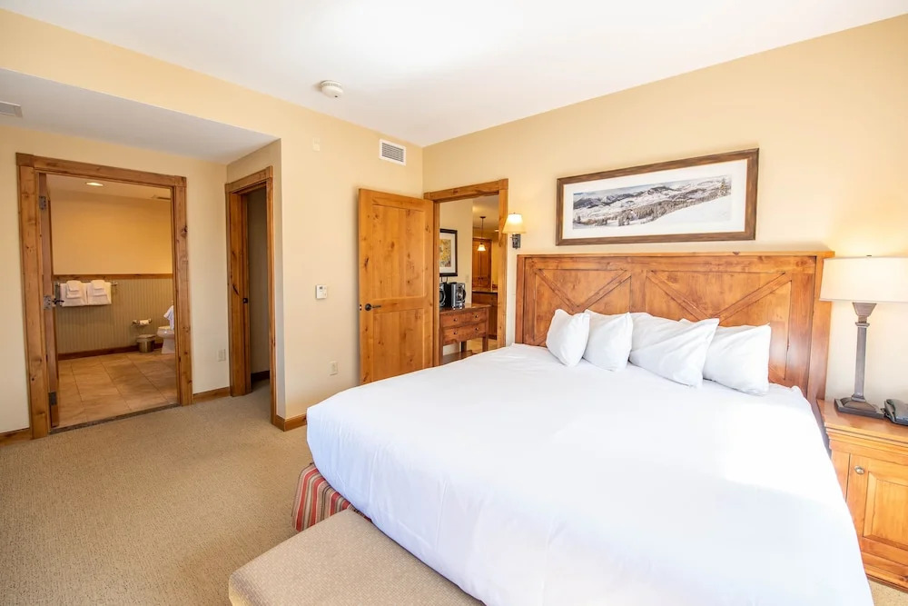 Spacious 3 Bedroom Condo with Balcony in Mountaineer Square 3 Condo - No Cleaning Fee! by RedAwning