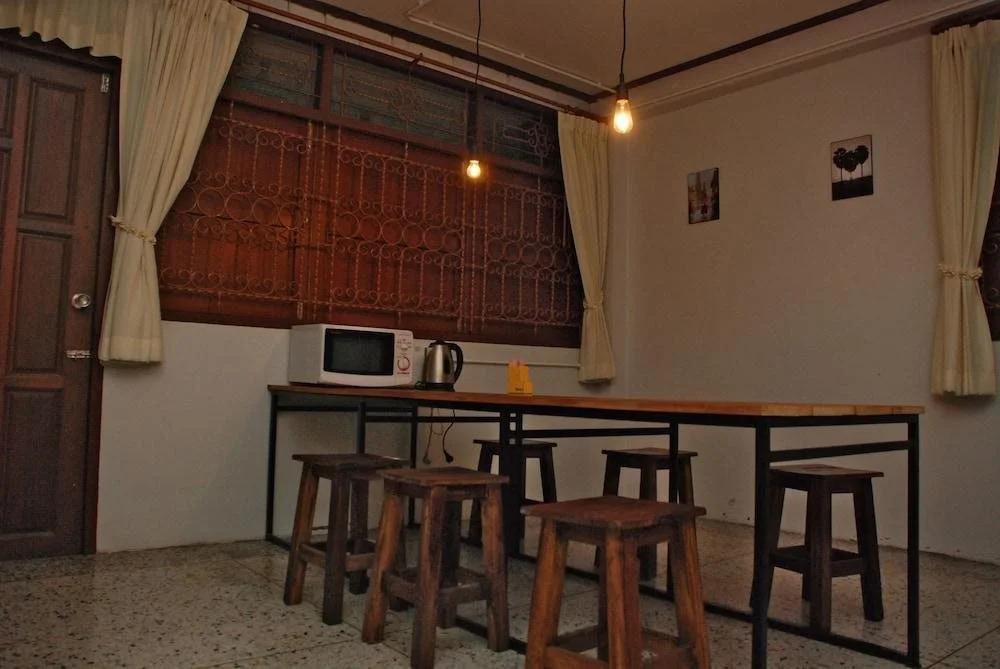 ME HUG Hostel&Restaurant