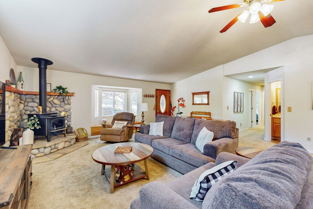 Cozy Cabin w/ Jetted Tub & Dog-friendly