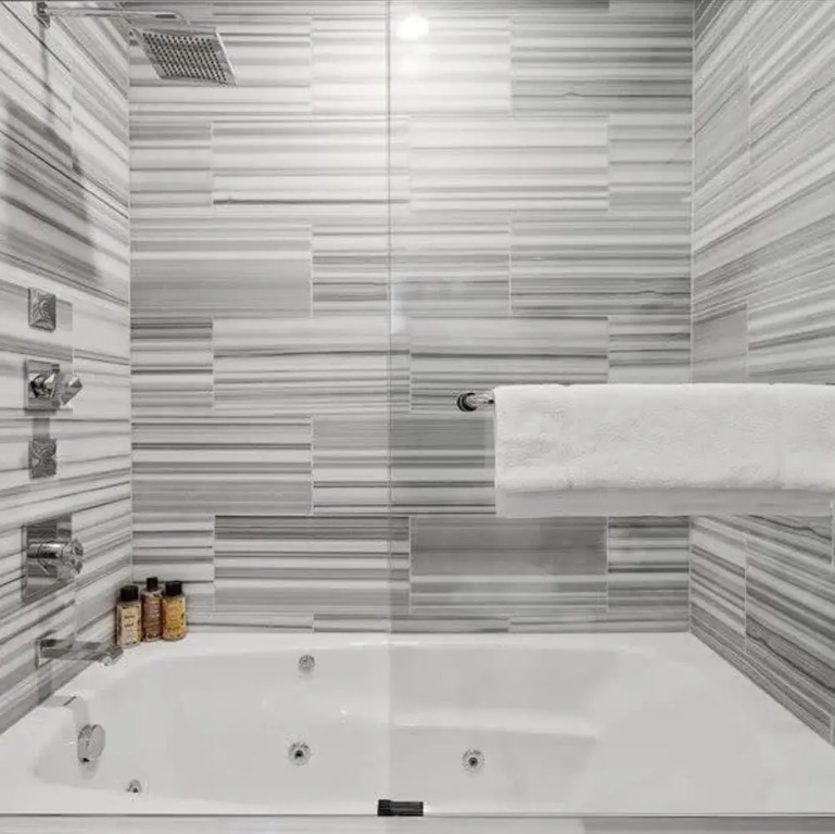 Cozysuites Modern 1BR PPG Paints Arena Pitts