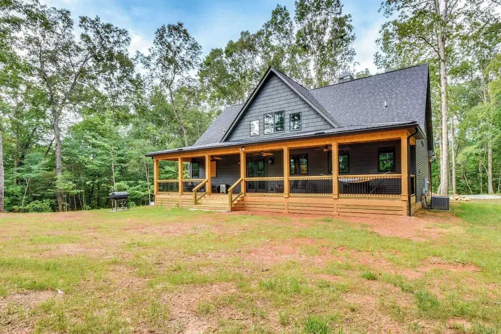 Luxurious Clarkesville Cabin w/ Decks & Fire Pit