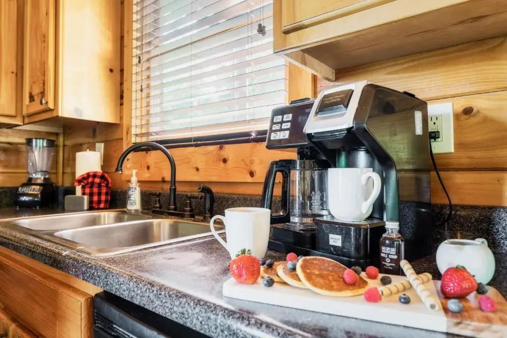 Bear Time Cabin - Scenic Mountain View, Firepit, Hot Tub, Theater, 4BR 3BA Sleeps 14