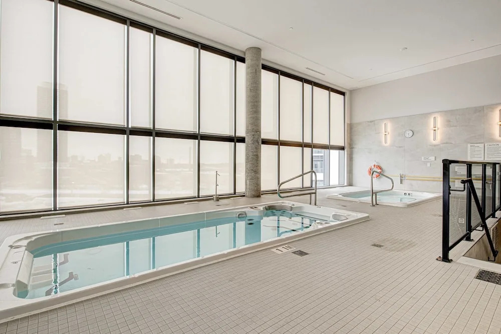 Stylish Downtown Suite With Patio City Views