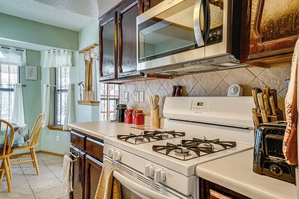 Pet-friendly El Paso Home ~ 9 Mi to Fort Bliss!