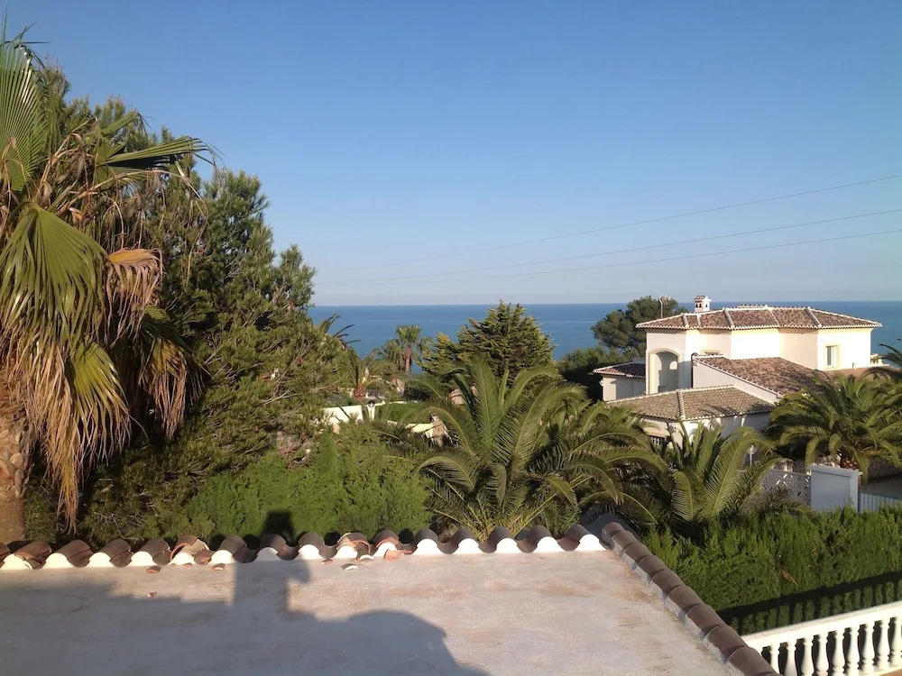 Spacious Villa With Private Swimming Pool in Ambolo
