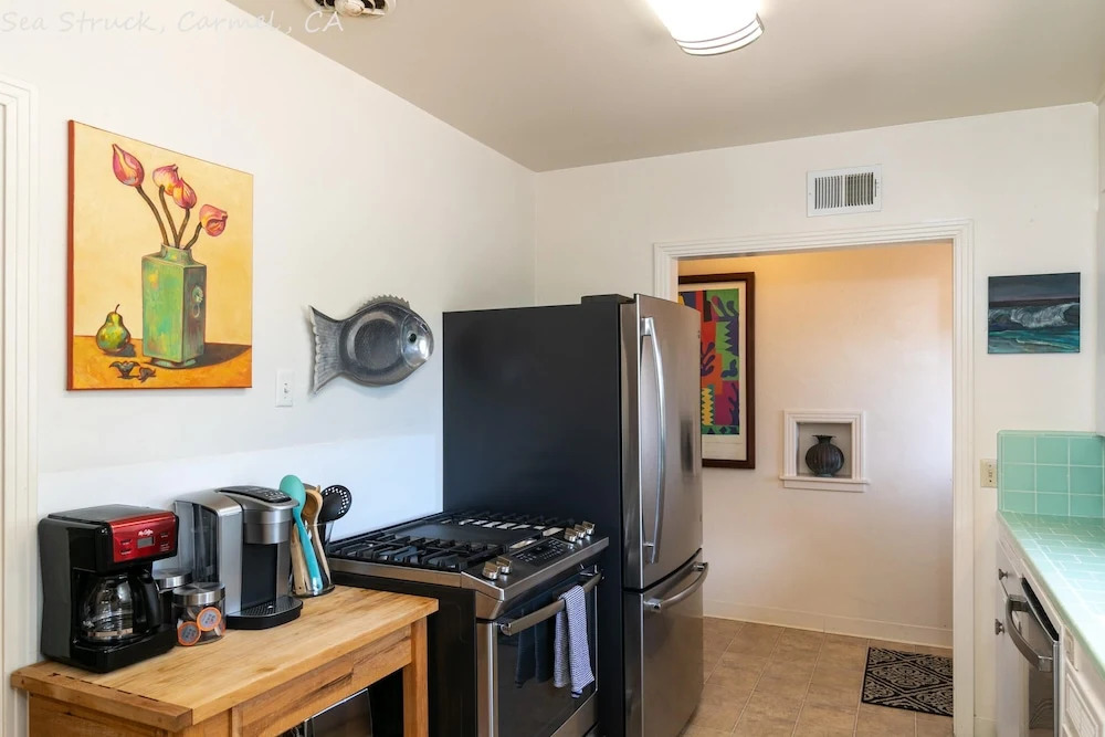 Stunning Ocean Views, Close to Golf, Wine Tasting, Shops, Beach, Aquarium Passes Available!