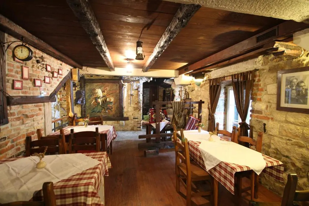XIV Century Rooms