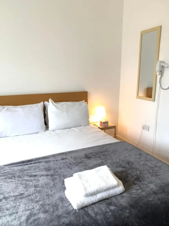 Private Rooms-Private Bathrooms-Near Airport- CABIN CREW paradise