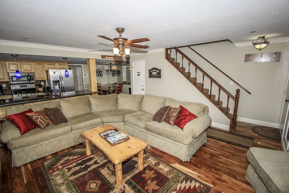 Snow Summit Getaway - 3 Br home by RedAwning