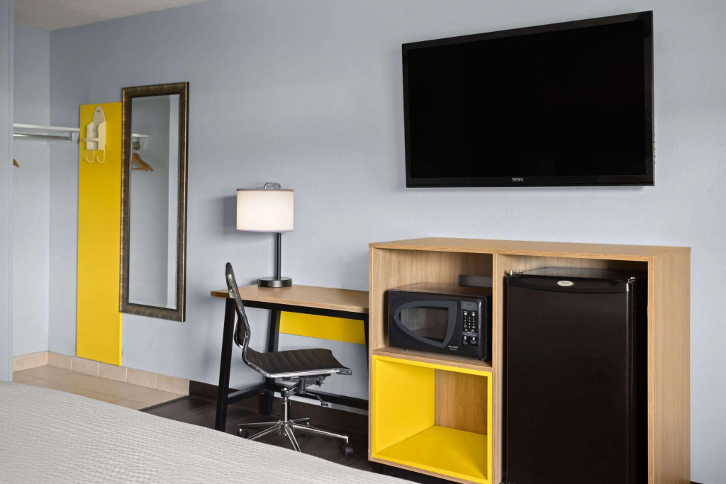Days Inn by Wyndham Queensbury/Lake George