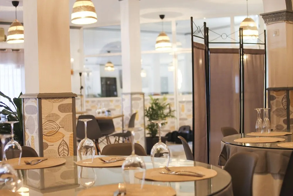 Hotel Restaurante Vía Sevilla - Cádiz by MA 22 Puntos