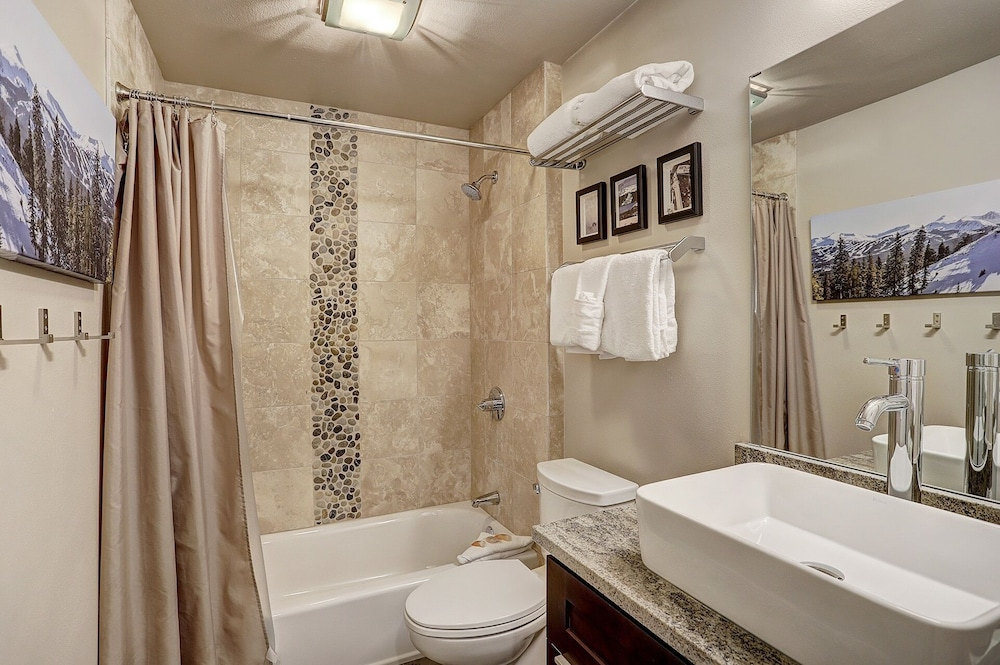 1127 Flying Dutchman 2 Bedroom Condo by RedAwning