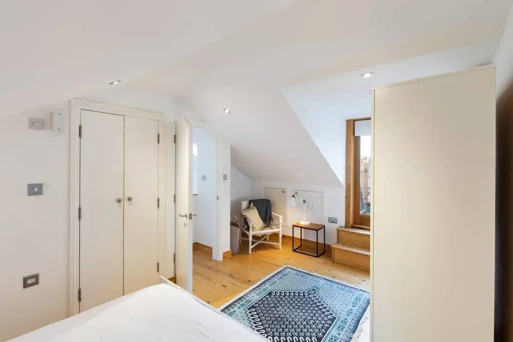Modern & Cosy Three Bedroom Apartment in Queen's Park