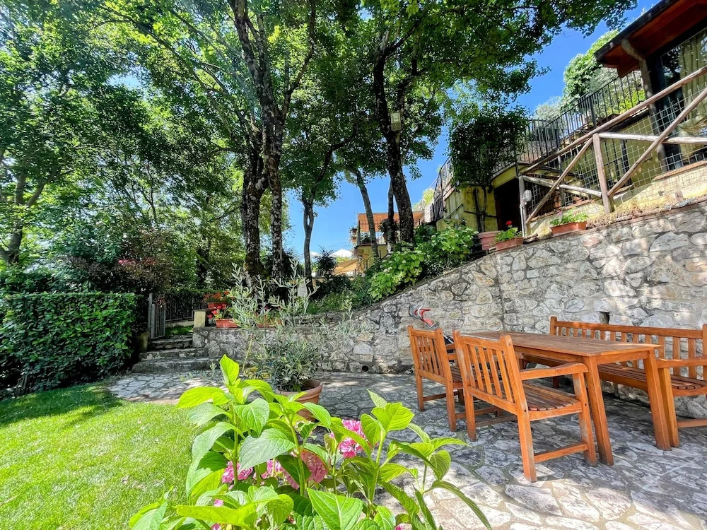 Vicolo - sleeps 5 with air con, wifi, balcony for dining and pool