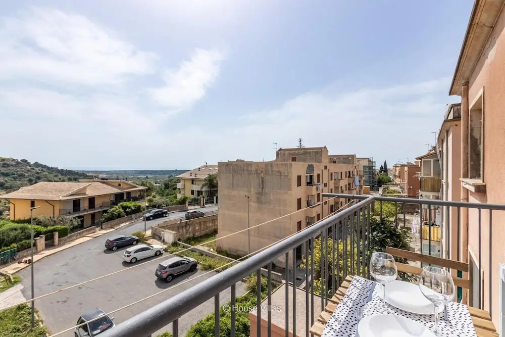 Owl Home in Noto with 2 bedrooms and 1 bathrooms