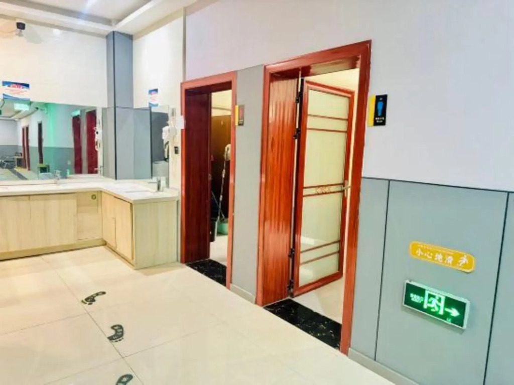 Lanxin Hotel (Zhongchuan Airport Rainbow City)