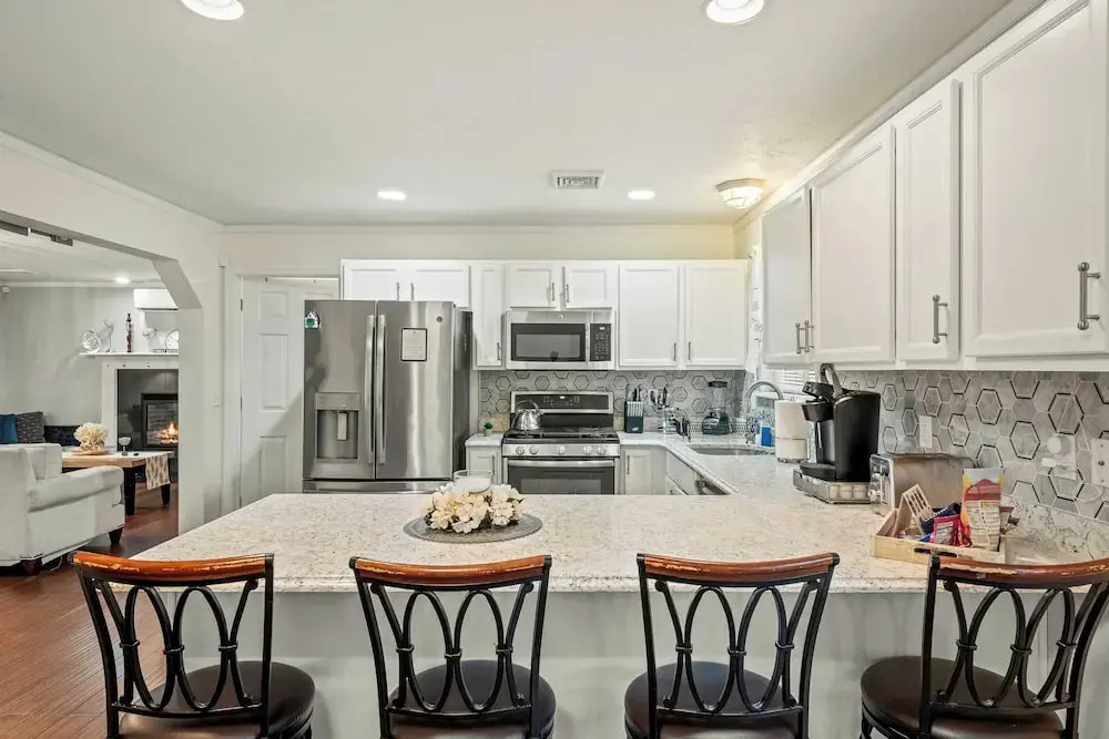 Birch Hollow by Avantstay Cozy Poconos Home w/ Fireplace, Soaking Tub & Kids Play Area