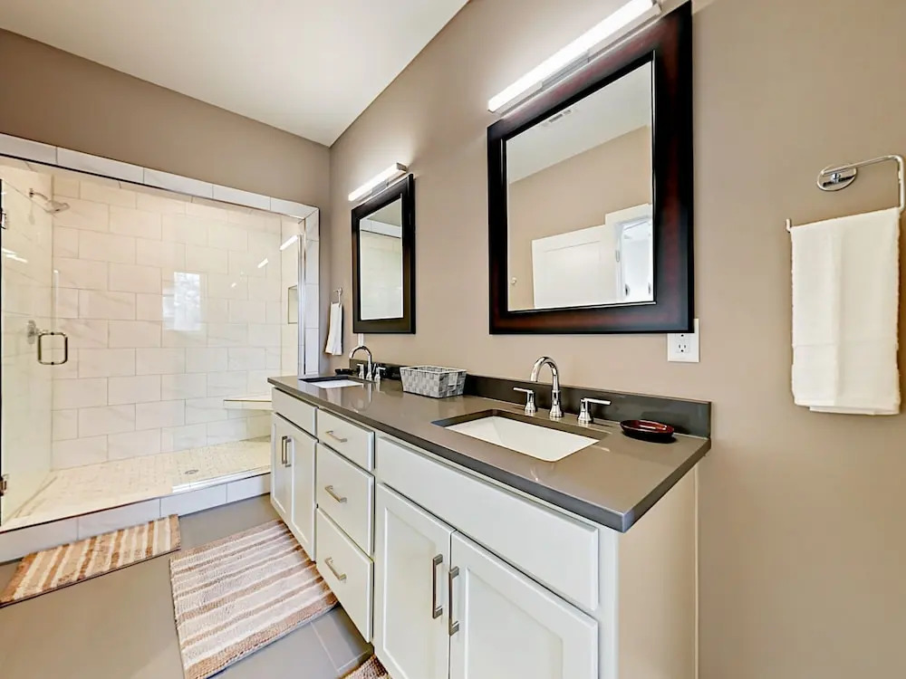 All-suite 3br/3.5ba W/ Rooftop Deck, Near Downtown 3 Bedroom Condo