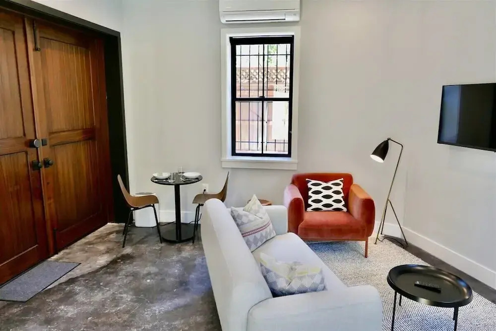 The Chic Carriage House in Shaw! Sleeps 2