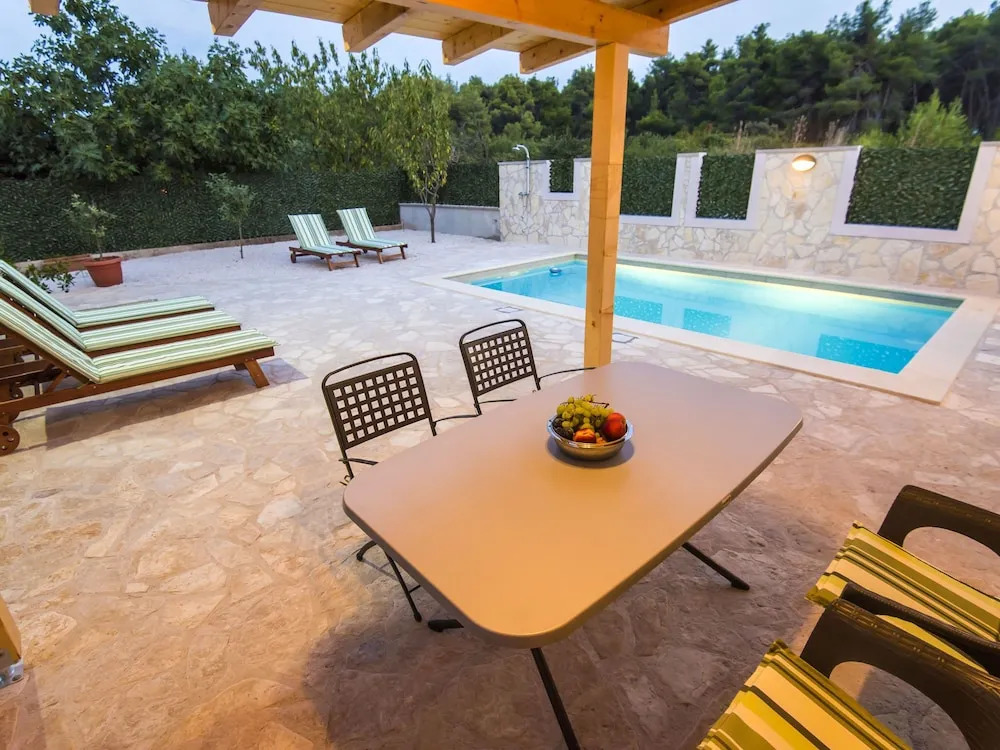 Lovely Holiday House With Private Swimming Pool, Charming Covered Terrace, BBQ