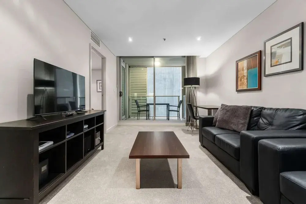 2-bed City Retreat With Gym and Pool Access