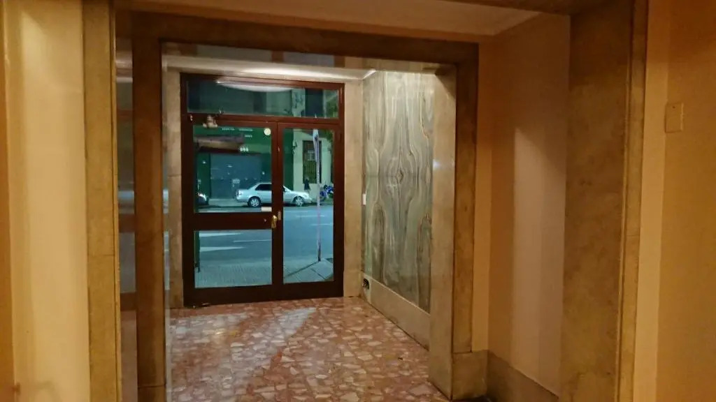 Excelente departamento con balcón a la calle sobre avenida