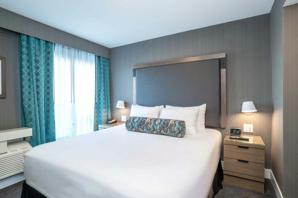 Sandman Signature Ottawa Airport Hotel