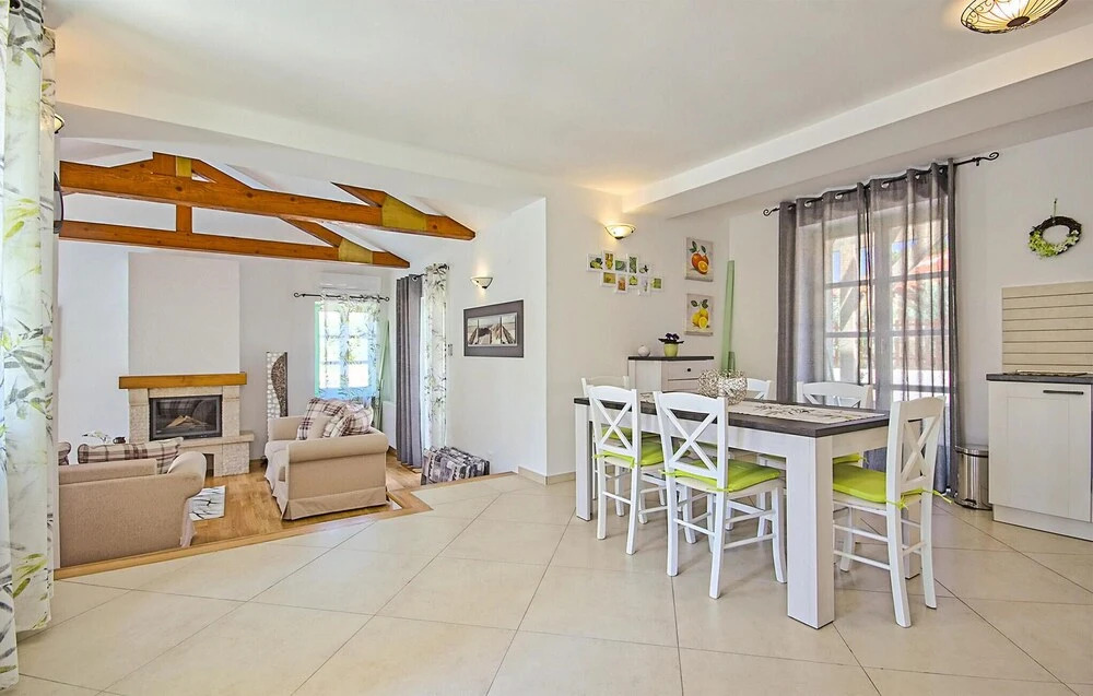 Stunning Home in Liznjan With 3 Bedrooms, Wifi and Outdoor Swimming Pool