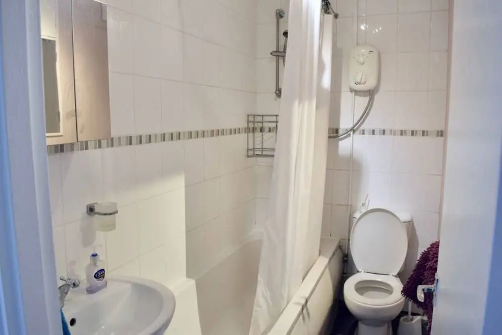 Traditional 2 Bedroom Flat Next to Springfield Park